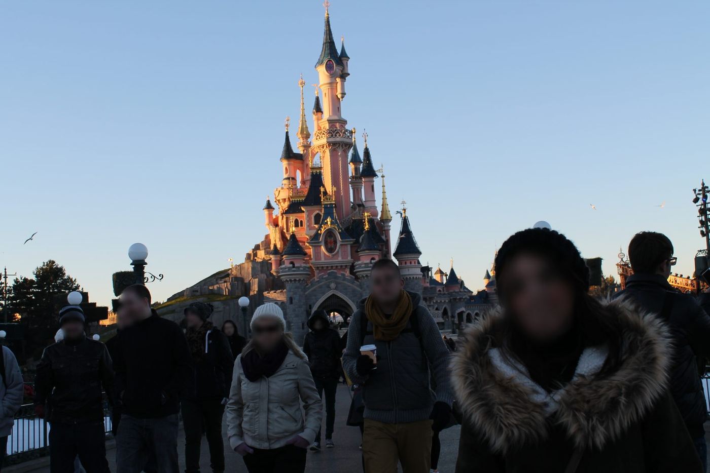El castillo en un día de invierno en Disneyland Paris®, con la luz baja de febrero