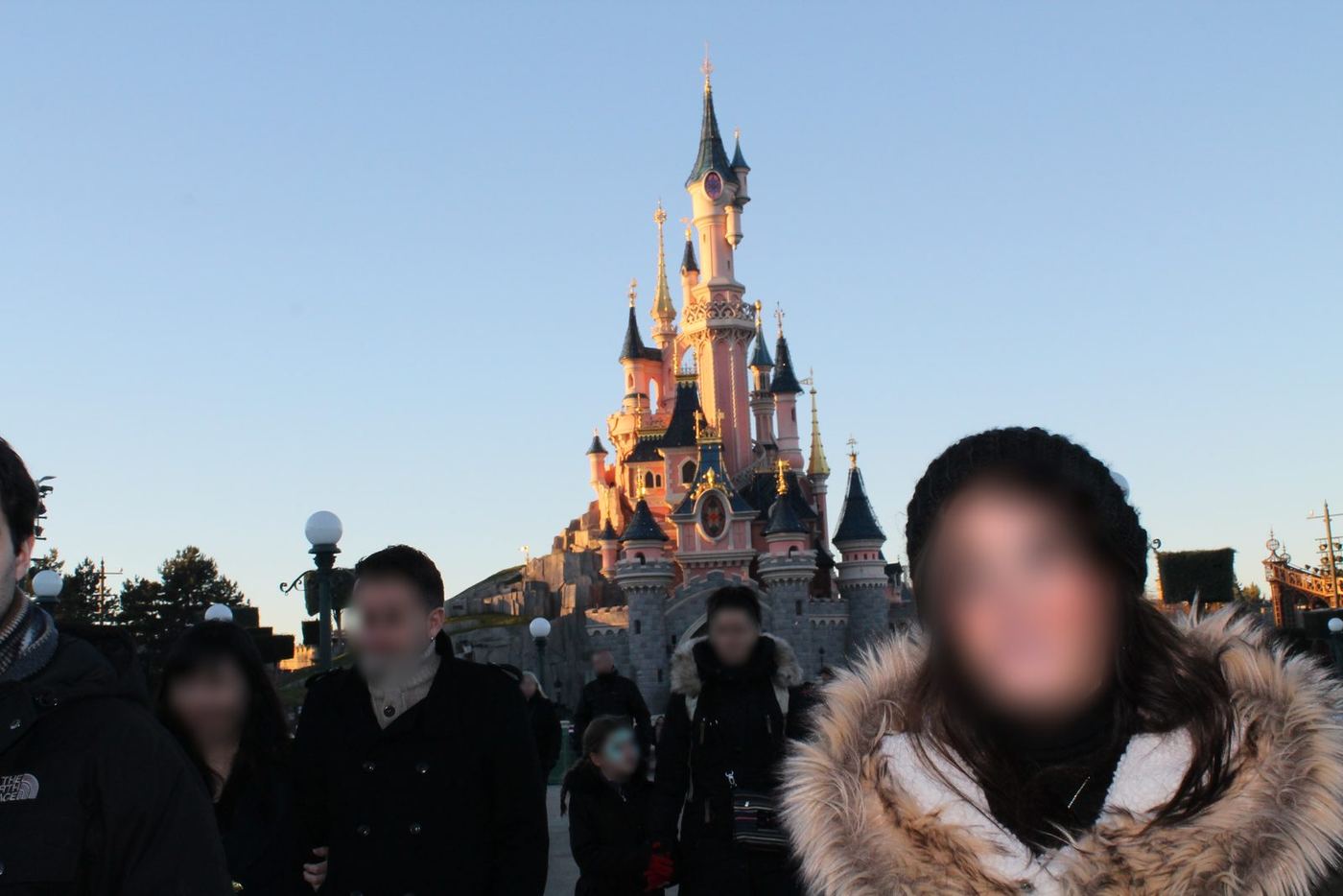 El castillo de Disneyland Paris® al final del invierno, cuando el parque empieza a poderse pasear