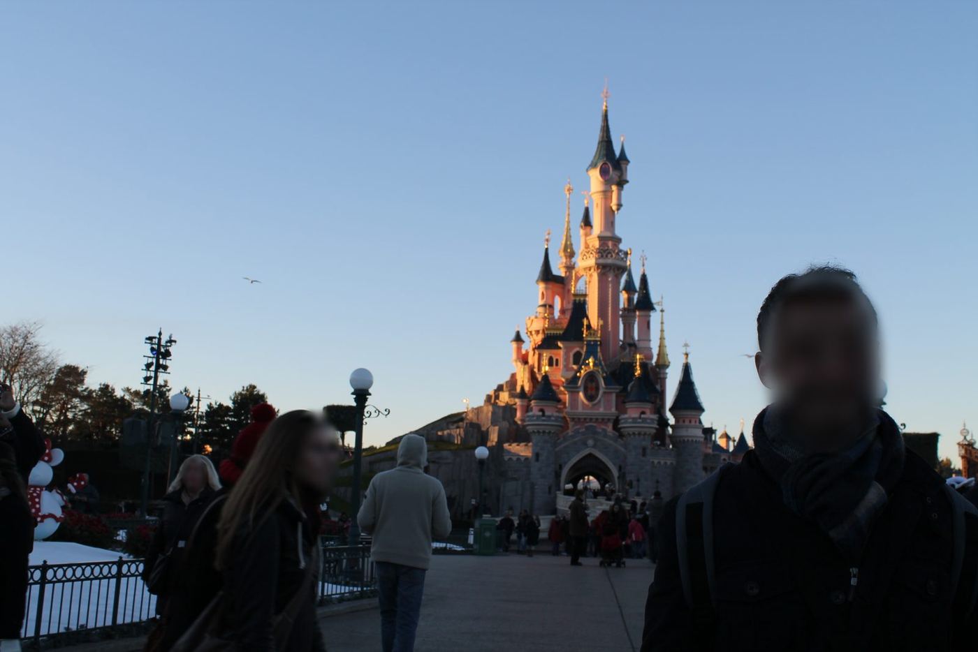 Pantalla de la web oficial de Disneyland Paris® mostrando el proceso de reserva de hotel y entradas