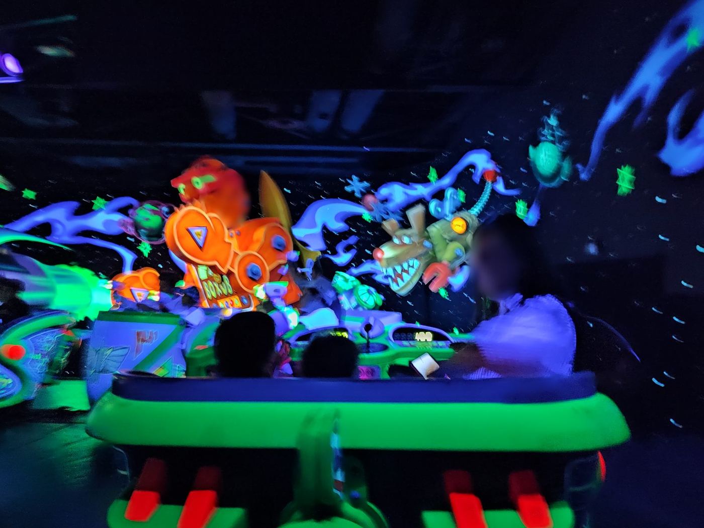 Interior de una atracción cubierta de Disneyland Paris®, el refugio de las horas centrales del día