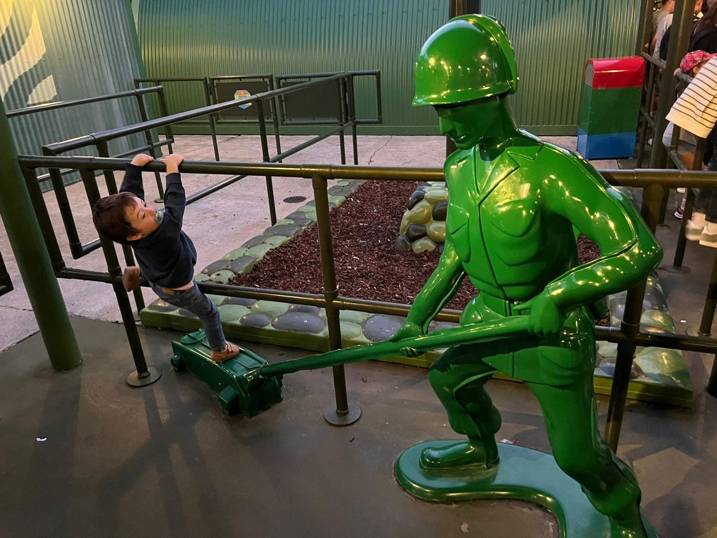la cola de una atraccion en Disneyland Paris®, 2023
