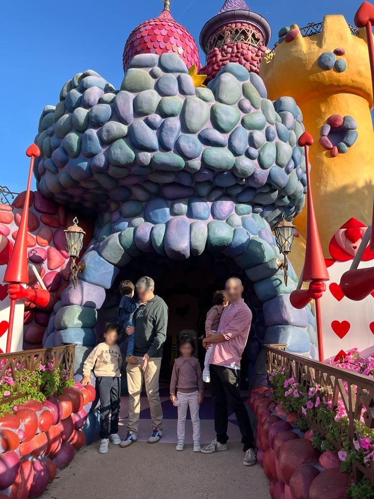 Fantasyland en Disneyland Paris® a primera hora, con los árboles todavía verdes de final de verano