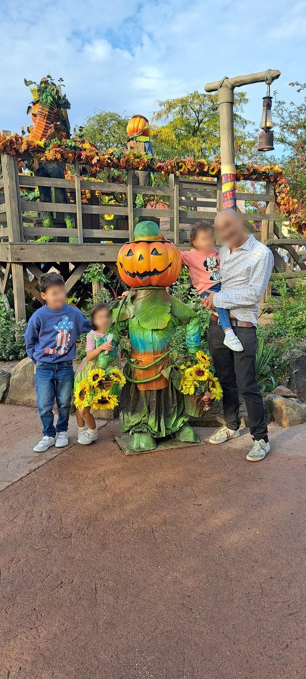 Espantapájaros con cabeza de calabaza y girasoles, decoración de Halloween en Frontierland, Disneyland Paris®, 2023