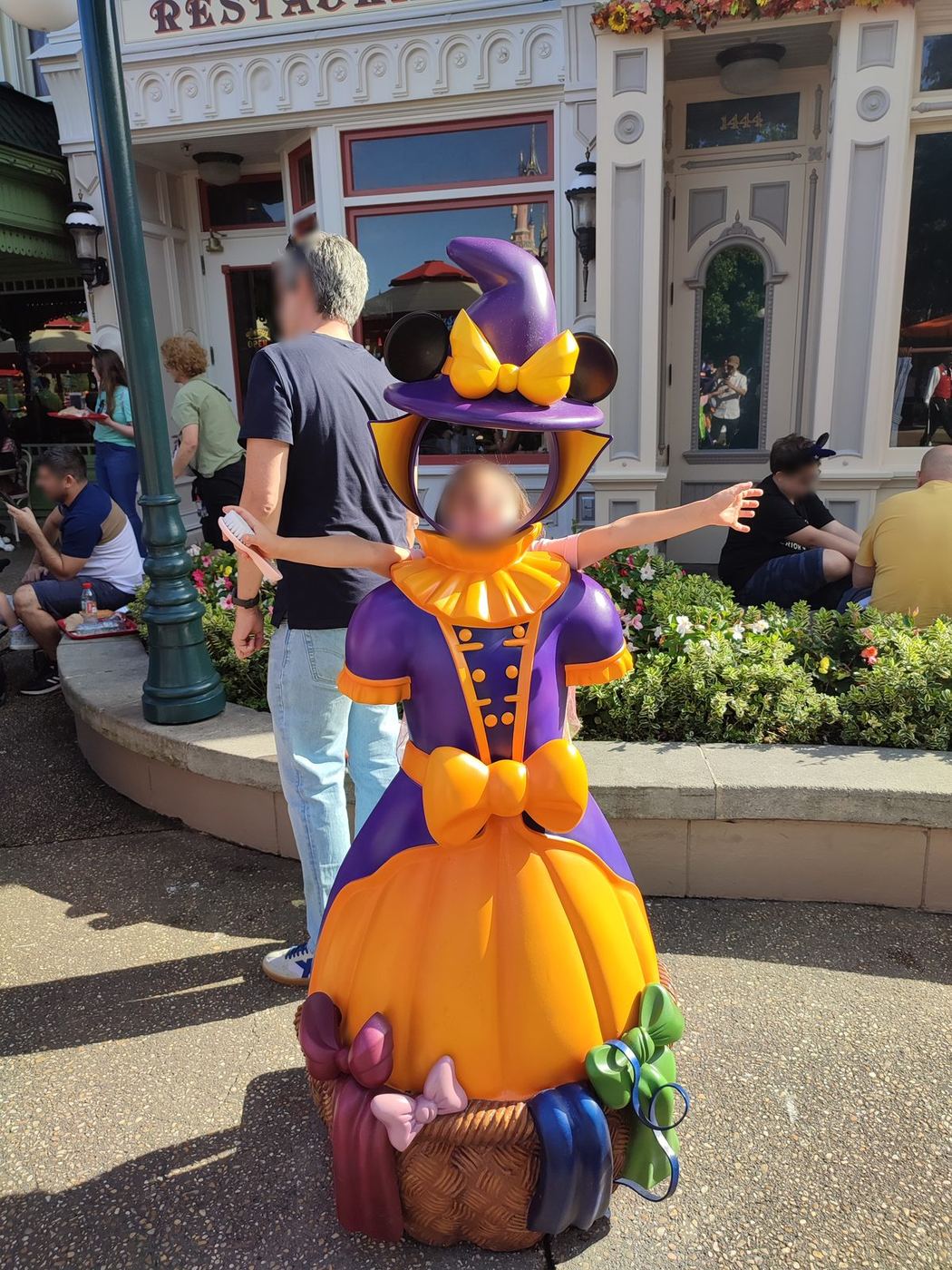 Figura de Minnie vestida de bruja en Main Street U.S.A. durante Halloween, Disneyland Paris®, 2023