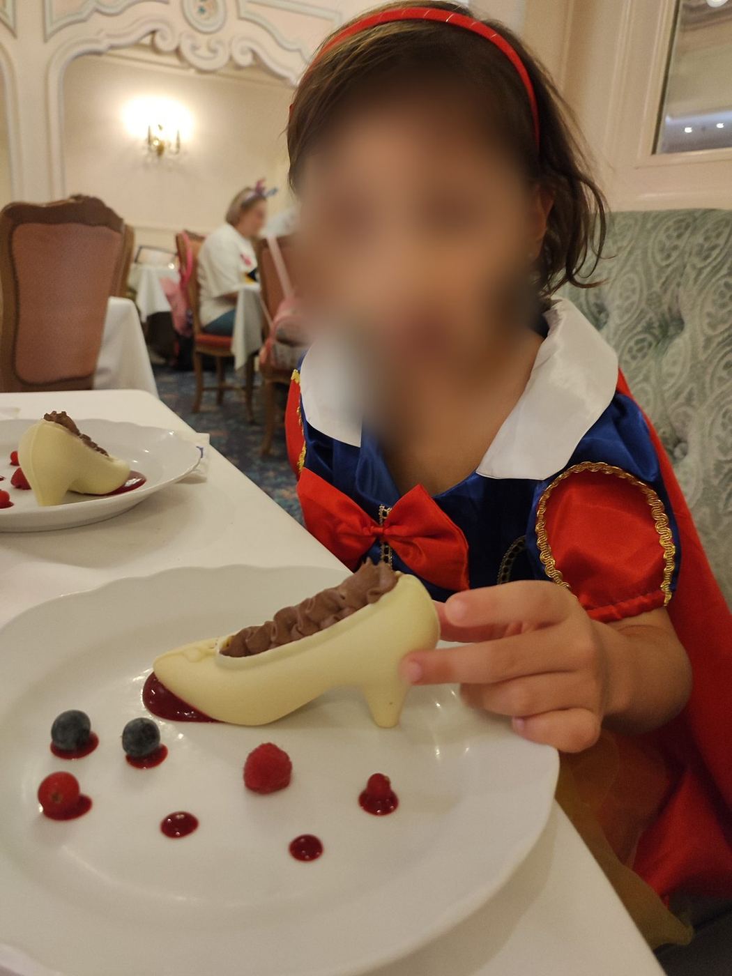 Postre con forma de zapato de chocolate en una comida con personajes de Disneyland Paris®, 2023