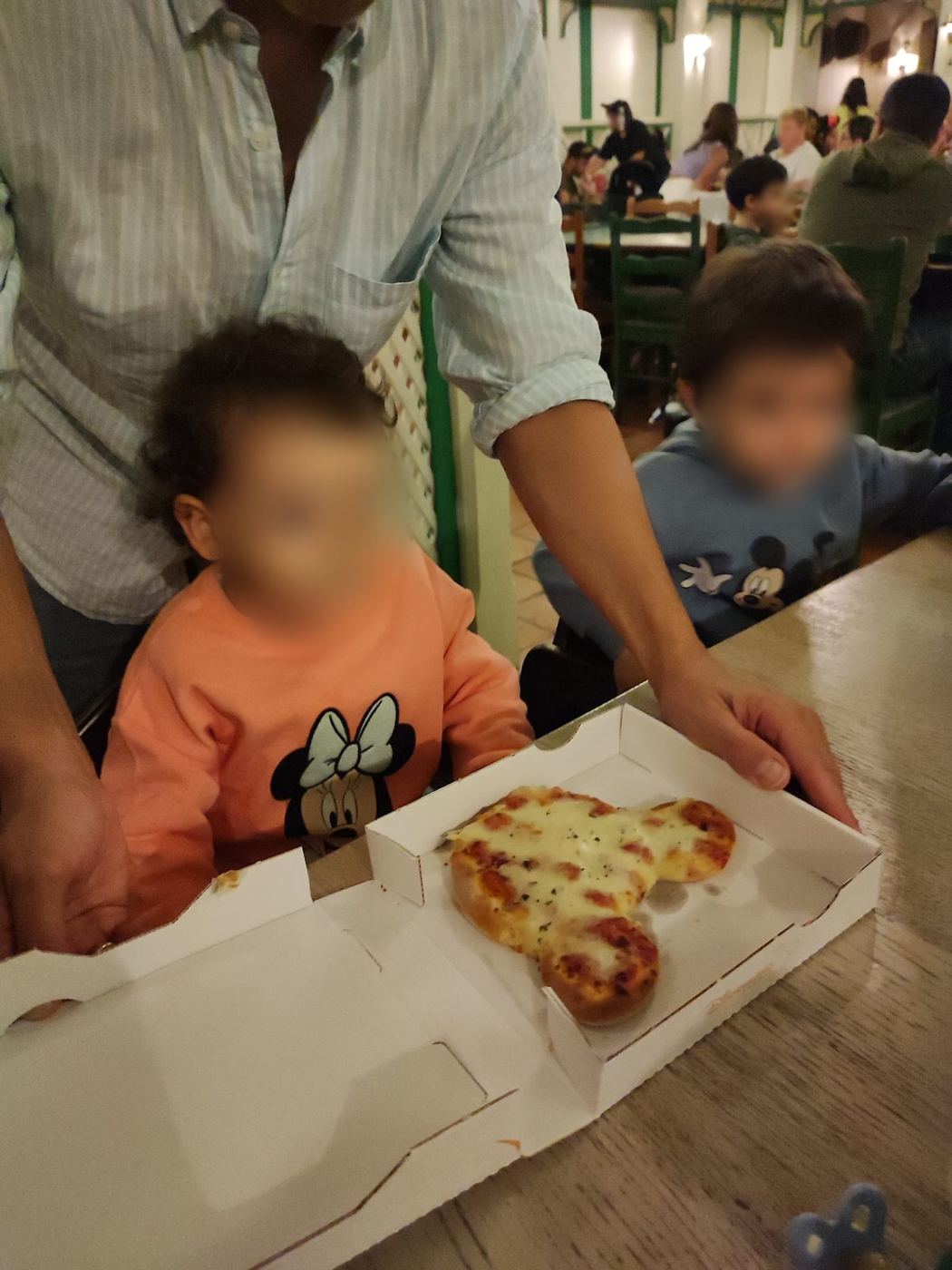 Pizza con forma de Mickey servida en caja de cartón, comida rápida en Disneyland Paris®, 2023