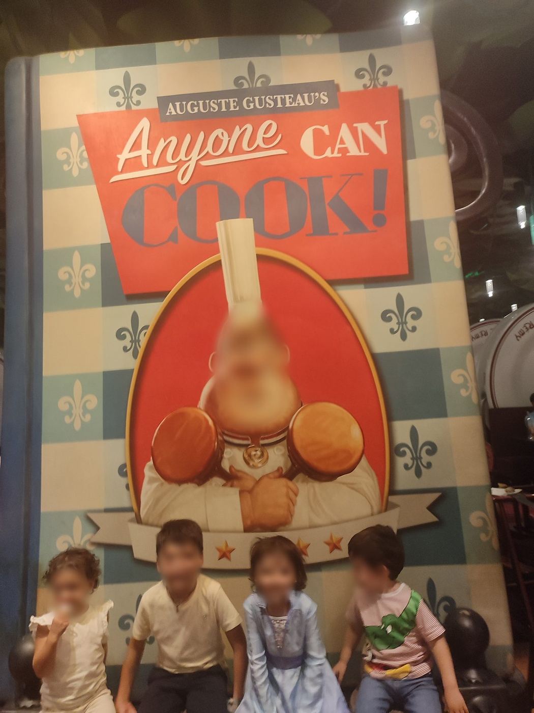 Cartel «Anyone Can Cook!» en el restaurante de Ratatouille, Disneyland Paris®, 2023
