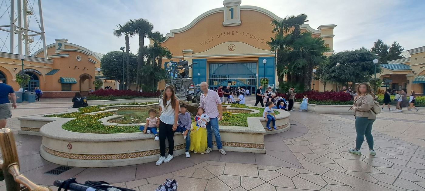 La plaza del segundo parque con las palmeras y el cielo despejado, sin apenas sombra donde esperar